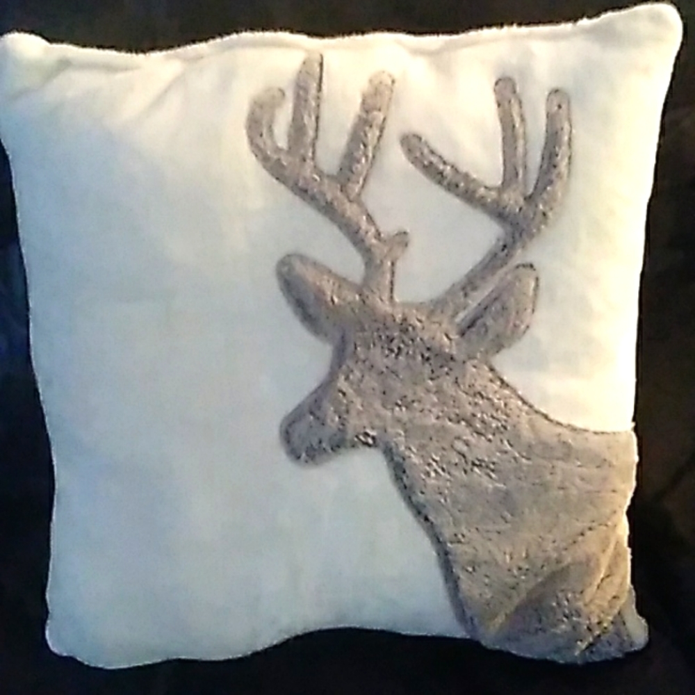 🫎   Big Buck Throw Pillow EPLC